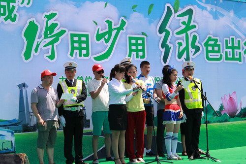 5.绿色出行自愿者宣读倡议书